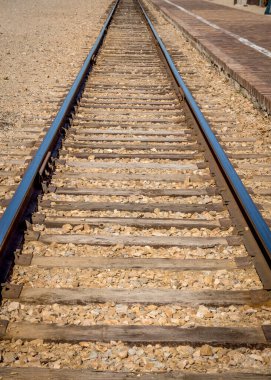 Çelik tren istasyonunda raylar.