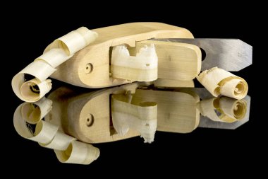 Ahşap talaşları ve daha sade yansıma.