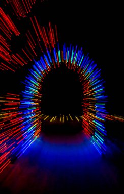 Yılbaşı ışığı siyah bir açılışa doğru ilerliyor.