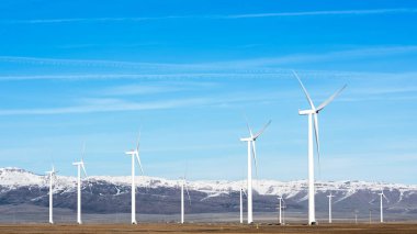 Yel değirmenli kış dağları