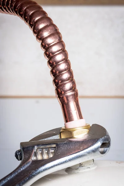 Llaves de fontanero funciona en una tubería de cobre — Foto de Stock