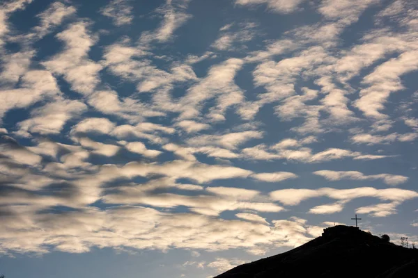 Τραπέζι Rock Idaho με σταυρό και αγκυροβολημένα σύννεφα — Φωτογραφία Αρχείου