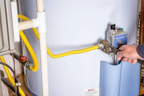 Skiftnyckel på en gasledning för en varmvattenberedare — Stockfoto