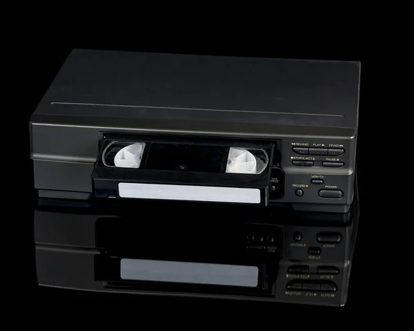 반사 표면에 있는 VCR 테이프 플레이어 — 스톡 사진