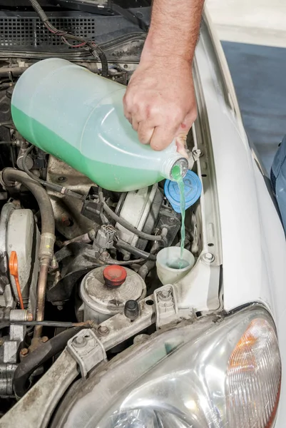 Despejar fluido de lavagem para-brisa no carro — Fotografia de Stock
