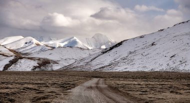 Çakıl yolu Idaho 'daki kış dağlarına çıkar.