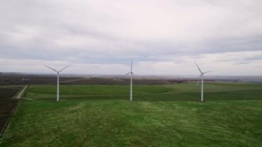 Rüzgarda dönen bir çiftlikte birkaç rüzgar jeneratörü.