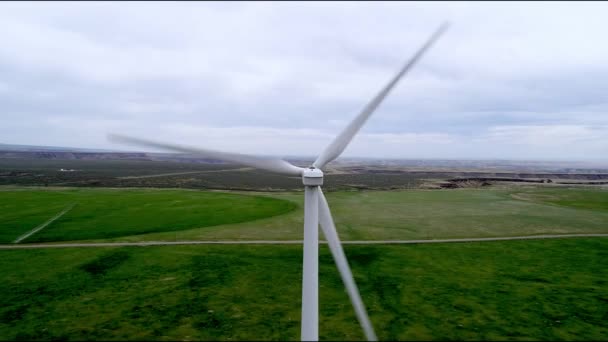 Cierre Las Palas Una Turbina Eólica Retrocediendo — Vídeo de stock