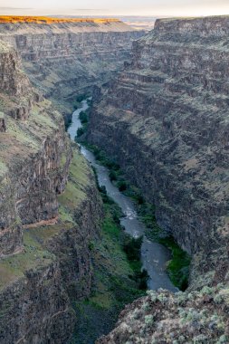 Sabahları inanılmaz derin bir kanyon ve vahşi bir nehir.