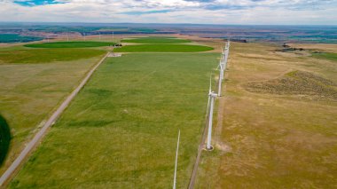 Beyaz renkli rüzgar türbinleri olan güzel bir manzara.