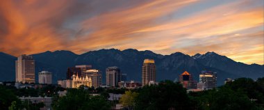 Sabahın erken saatlerinde Salt Lake City Utah ufuk çizgisi
