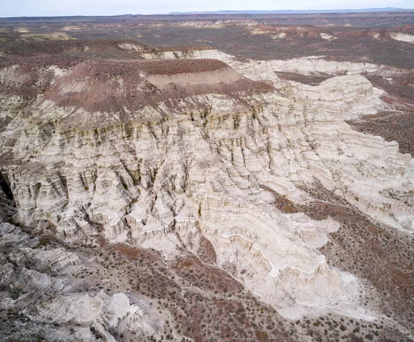 Trockene Wüste Mit Erodierten Felswänden — Stockfoto