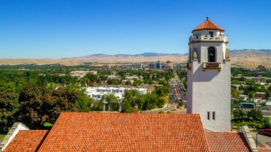 Boise tren istasyonunun beyaz saat kulesi. 