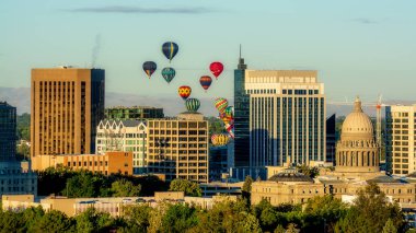 Boise Idaho şehir merkezindeki binalar arasında balonlar fırlatılıyor.