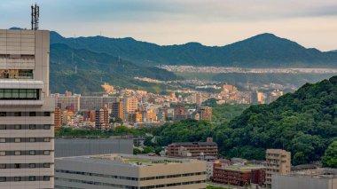 Japonya 'nın Hiroşima kıyısındaki birçok bina