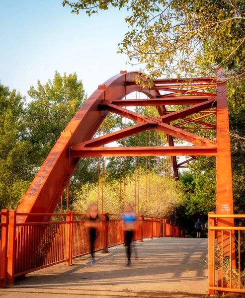 Puente Rojo Que Cruza Río Boise Con Corredores — Foto de Stock