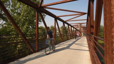 Aktif insanlar Boise Nehri boyunca halka açık alanlarda eğleniyorlar.