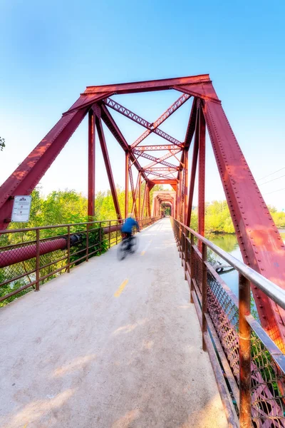 Czerwony Kolorowy Most Niebieskie Głowy Rowerowe Nad Rzeką — Zdjęcie stockowe
