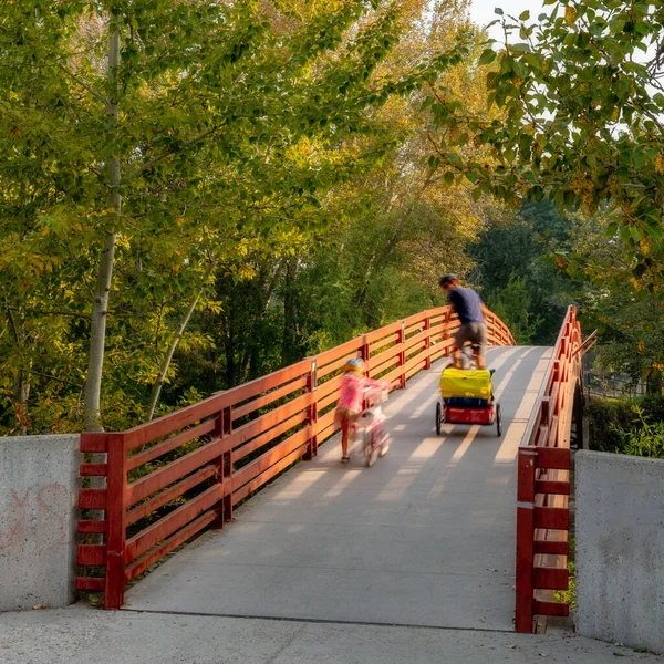 Peatones Cruzan Río Boise Través Puente — Foto de Stock