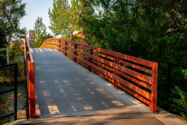 Boise Idaho 'daki nehrin üzerinden geçen yaya yolu köprüsü.