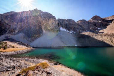 Güneşin doğuşundaki güzel dağ gölü