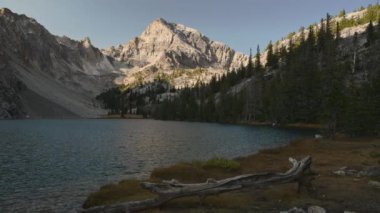 Sabah güneşi Idaho Dağı 'nı aydınlatıyor.