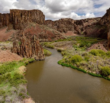 Güzel, vahşi Idaho nehri bir kanyonda dolanıyor. 