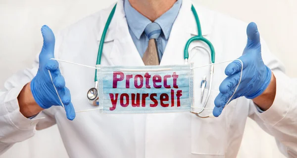 Γιατρός Φοράει Προστατευτική Μάσκα Την Επιγραφή Προστατέψτε Τον Εαυτό Σας — Φωτογραφία Αρχείου