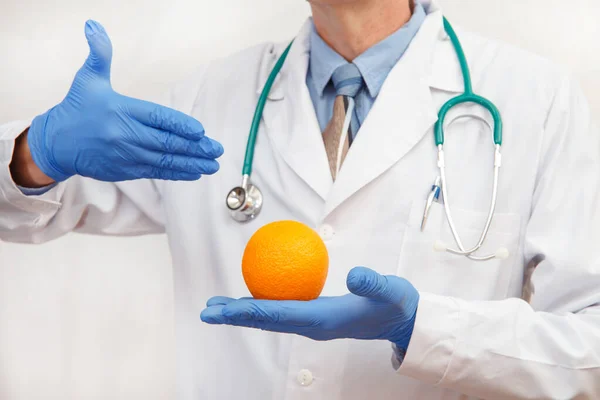 Arzt Hält Orange Für Ein Konzept Für Gesunde Ernährung Und — Stockfoto