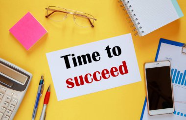 Çalışma alanı ofis masası - çalışma alanı kartının üstünde sarı arkaplanda başarılı olmak için metin zamanı.