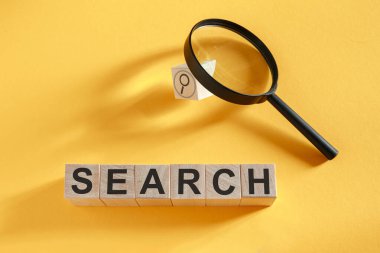 Arama optimizasyonu konsepti. Ahşap küplerin kısaltması: Sarı arkaplanda Arama.