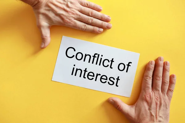 Man Handen Houden Een Kaart Met Inscriptie Conflict Interest Een — Stockfoto