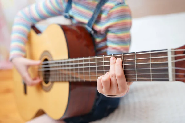 Menina Aprendendo Tocar Para Guitarra — Fotografia de Stock