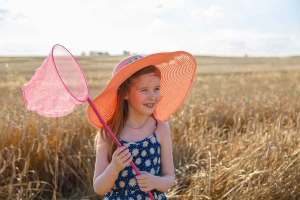 Ein Kleines Mädchen Mit Rosa Hut Steht Auf Einem Feld — Stockfoto