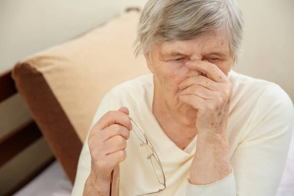 気温が上昇する 老女のエロい肖像画だコロナウイルス 季節的なウイルスの問題からのインフルエンザとくしゃみを持っている高齢者の女性 — ストック写真