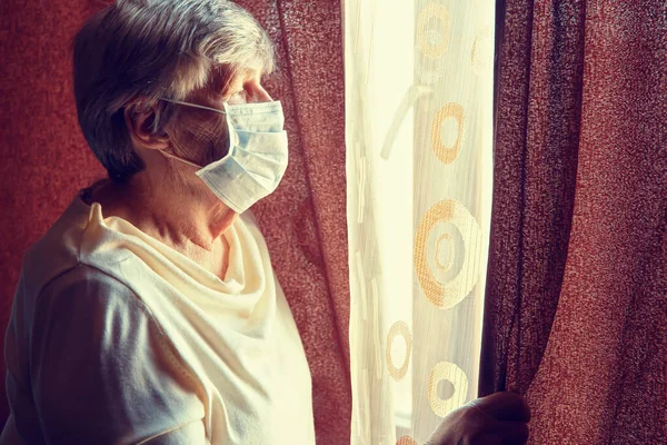 医療用マスクの高齢女性は 自己隔離のために自宅で隔離されます 概念家の隔離 Covid — ストック写真