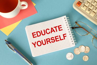 Kendini bir not defterine, bir ofis masasına ve aksesuarlara yazdır..