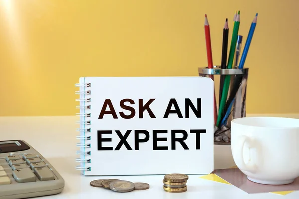 Affärsidé Skrivbord Och Anteckningsbok Ask Expert — Stockfoto