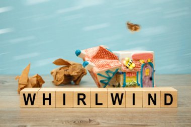 Sigorta konsepti. Doğal afet riski sigortası, emlak sigortası. Sözcükle karıştırılmış tahta küpler.