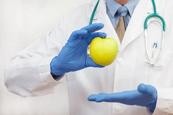 Lékař Ochranných Rukavicích Ukazuje Jablko Jako Koncept Zdravé Stravy Životního — Stock fotografie