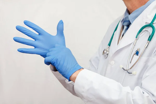 Dottore Soprabito Bianco Mette Guanti Protettivi Concetto Sanitario — Foto Stock