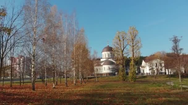 Церковный Комплекс Воздвижения Святого Креста Осенние Деревья Против Голубого Неба — стоковое видео