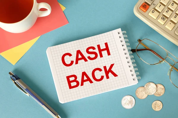 Cash Back Είναι Γραμμένο Ένα Σημειωματάριο Ένα Γραφείο Αξεσουάρ Γραφείου — Φωτογραφία Αρχείου