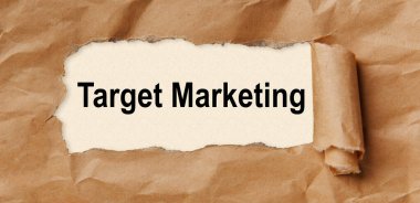 Metin Hedef Pazarlaması yırtık kahverengi kağıdın arkasında görünüyor