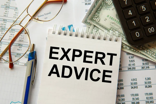 Expert Advice Geschreven Een Notitieblok Een Bureau Met Kantooraccessoires — Stockfoto