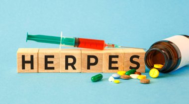 Uçuk. Tahta bloklardan harflerle, viral hastalıklarla uçuk virüsleri konseptiyle.