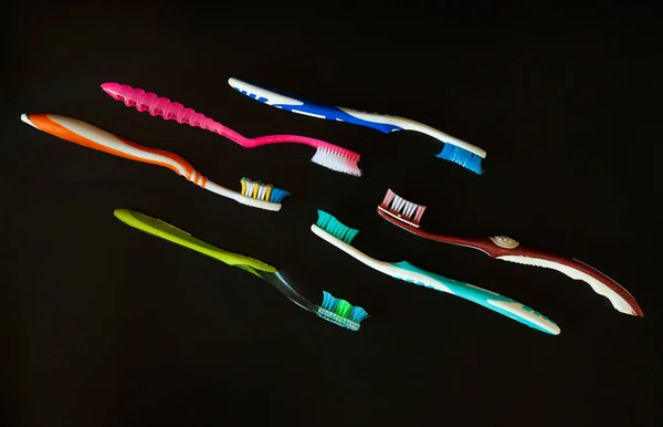 Brosses Dents Plastique Usagées Sur Fond Noir Concept Écologie Recyclage — Photo