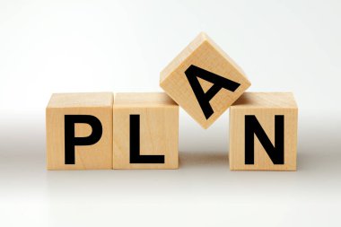 Sarı arkaplandaki tahta bloklardan plan kelimesi