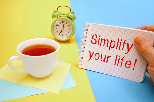 Eine Tasse Tee Und Ein Notizbuch Mit Der Aufschrift Vereinfachen — Stockfoto