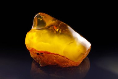 Siyah arka planda eşsiz bir güneş kehribarı..